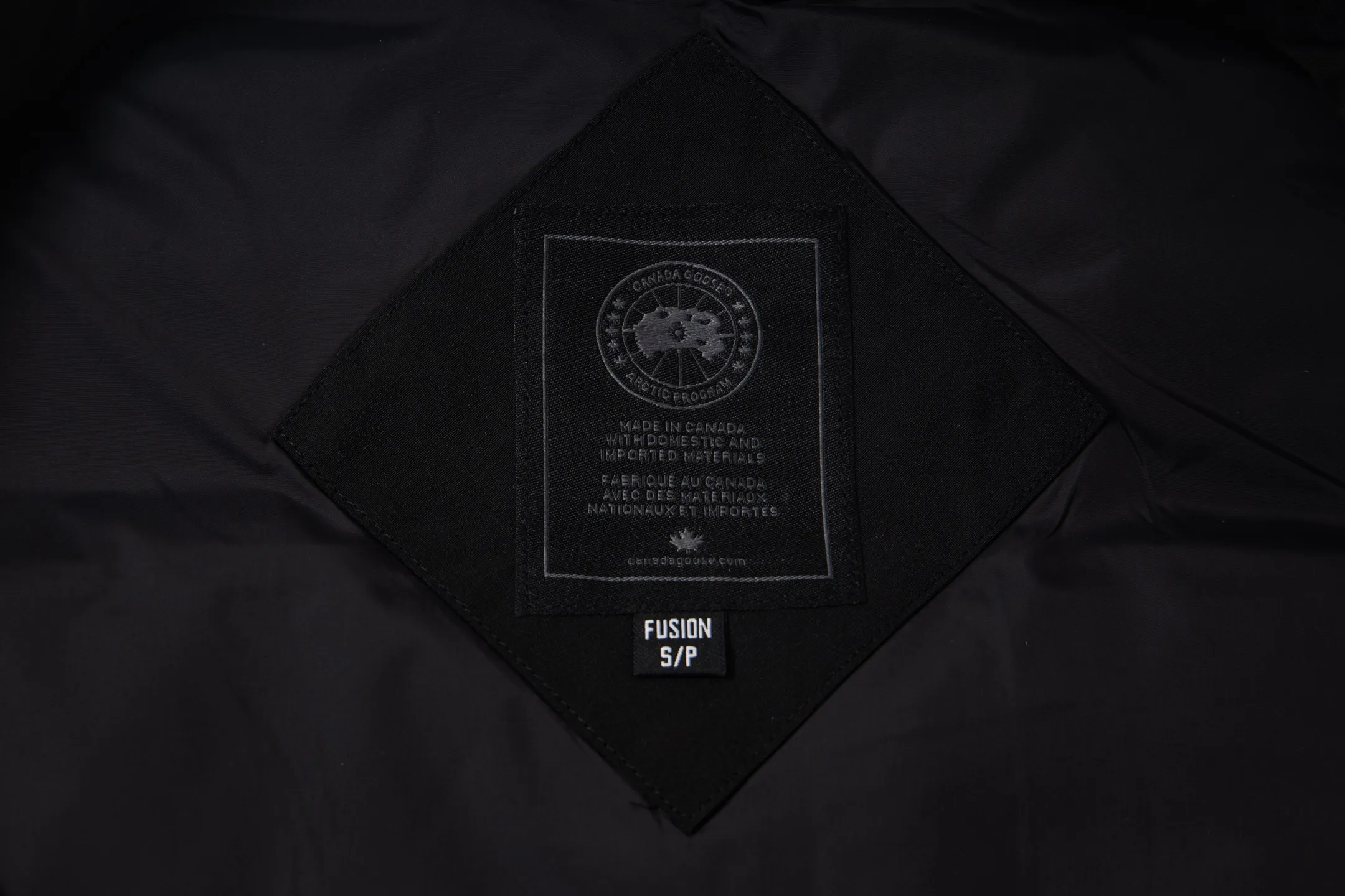 P360 Canada Goose/Canada Goose #Freestyle Crew 4154M Men’s and Women’s Vest Down# ➖ Imported Behringer embroidery machine with customized 10,000-needle embroidery logo! ➖ Imported 21-count polyester-cotton blended original fabric, using Feather-Light 10D waterproof coating fabric, made of 84.5% polyester fiber and 15.5% cotton, 100% the best feel in the entire network! ➖ The genuine official website uses the national standard 80 white duck down, and will never be misled by false claims such as 90 down or goose down! ➖ 100% nylon nylon lining with double double-layer sealing design to prevent velvet from running away. Top-grade polar fleece is used in the collar and pockets to keep warm and comfortable! ➖ Yoshida YKK provides original custom-made electroplated sliders. YKK two-way lockable zippers are tight and smooth and will not peel off paint! ➖ 3M composite original Velcro is durable, and all accessories and hardware are disassembled and customized! ⛔No slander, no exaggeration, no need for too much copywriting, because it is focused, it is professional!  SIZE: XS S M L XL XXL